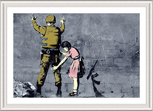 Alonline Art - Girl מחפשת חייל על ידי בנקסי | תמונה ממוסגרת לבנה מודפסת על בד כותנה, מחוברת ללוח הקצף | מוכן לתלות